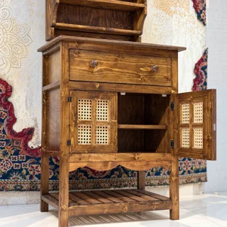 نمای درب باز کابینت نارون با حصیر نانو و یک طبقه داخلی